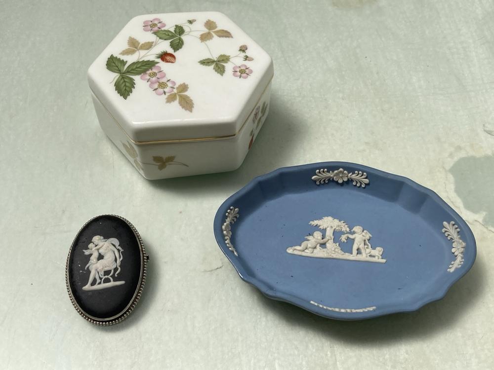 3 X ASSORTED COLLECTIBLE WEDGEWOOD POTTERY ITEMS T