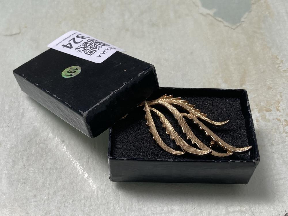 A VINTAGE GOLD TINTED BROOCH IN PRESENTATION BOX: 