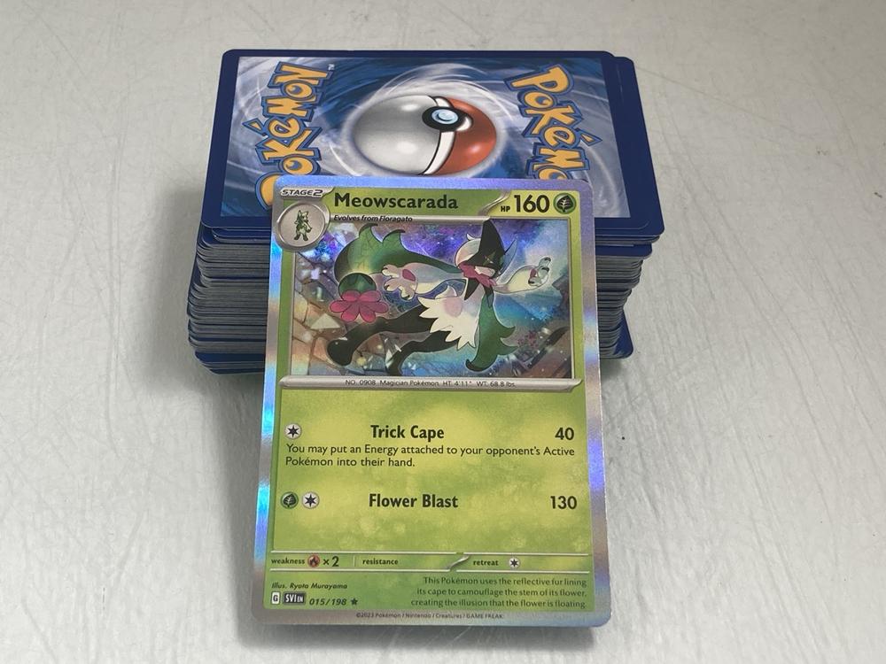 OVER 100 COLLECTIBLE POKÉMON TRADING CARDS INCLUDI