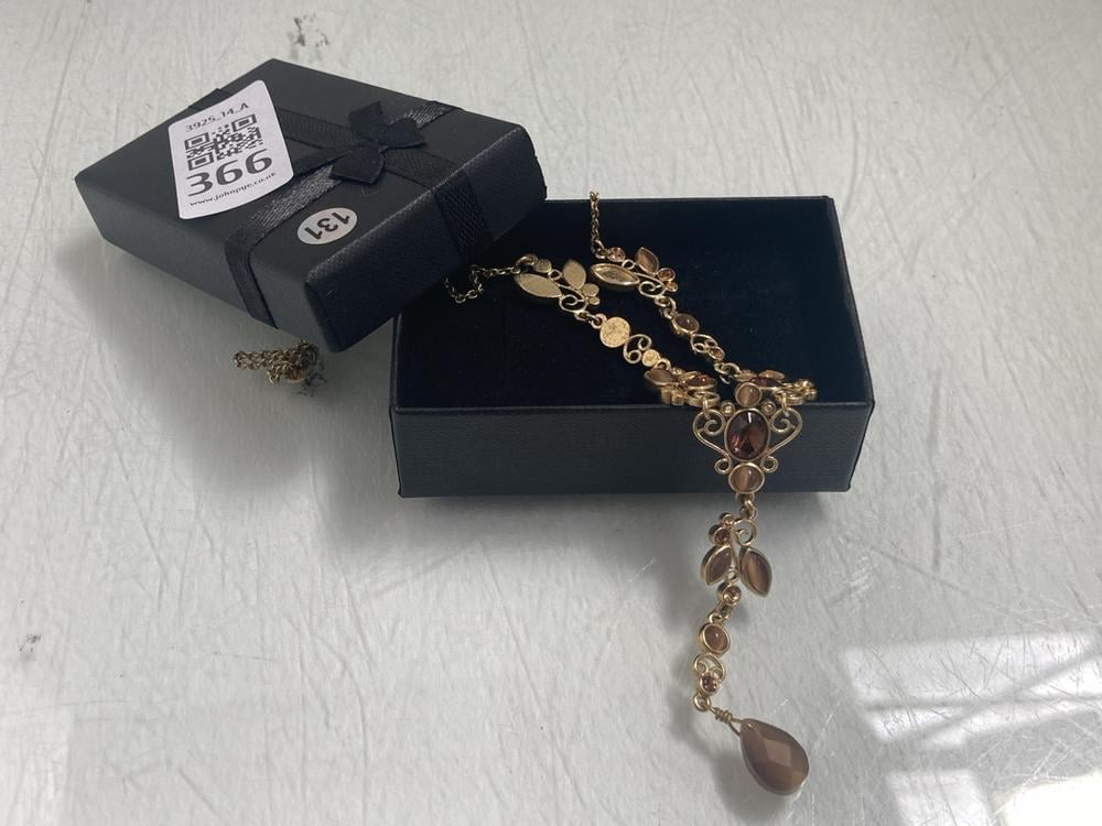 A VINTAGE UNTESTED GOLD TINTED DANGLE PENDANT WITH