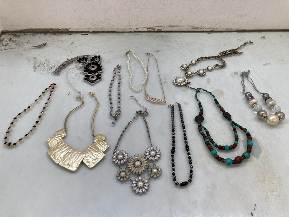 LARGE QTY OF UNTESTED VINTAGE / RETRO NECKLACES: L