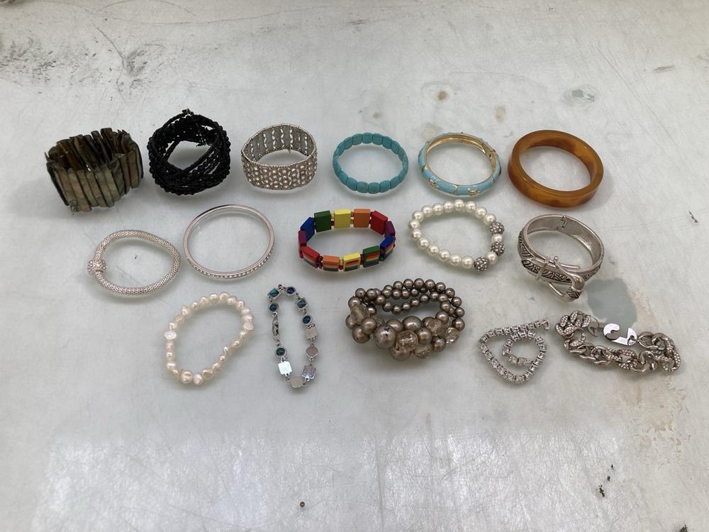 LARGE QTY OF UNTESTED VINTAGE / RETRO BANGLES & BR