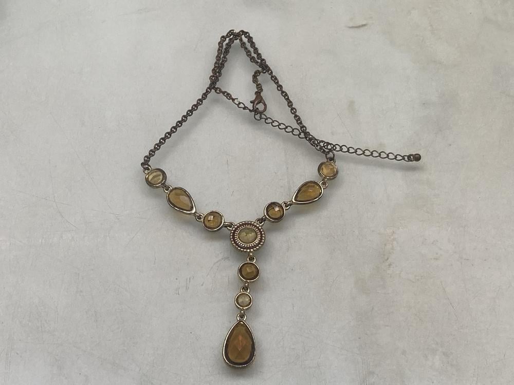 A VINTAGE PENDANT WITH AMBER AND CITRON STONES INS