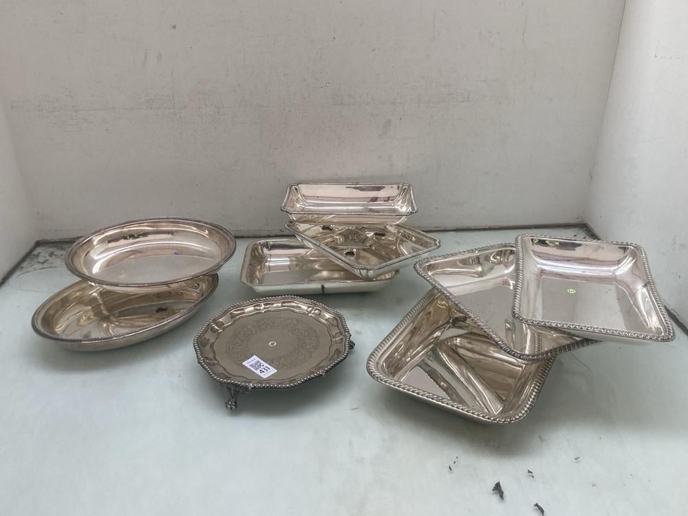 A HALLMARKED SILVER CAKE STAND 21 CM DIAMETER: LOC