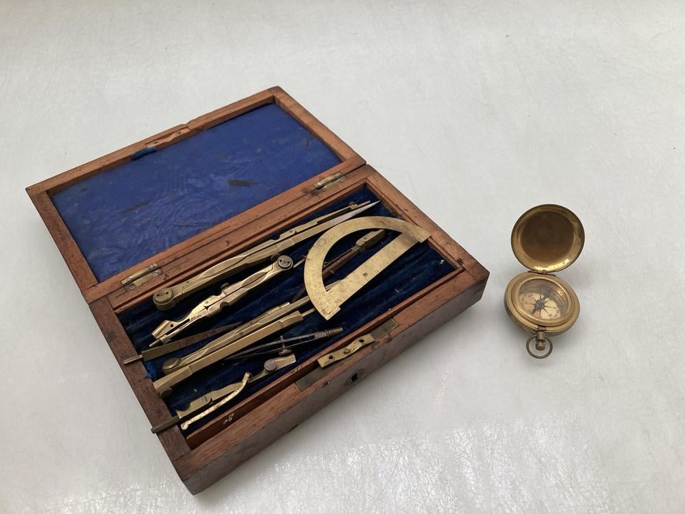 QTY OF BRASS VINTAGE SURVEYORS ITEMS INCLUDING BRA