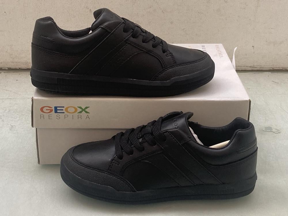 CHILDRENS GEOX RESPIRA BLACK TRAINERS UK SIZE 1.5: