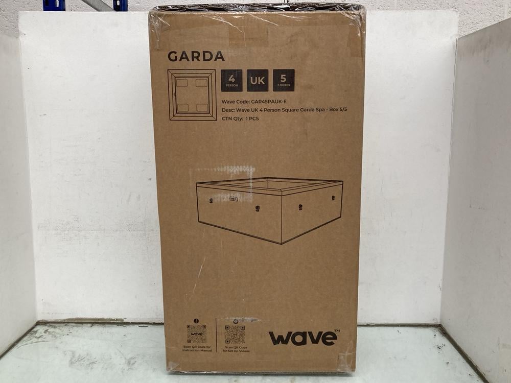 GARDA WAVE 4 PERSON SQUARE GARDEN SPA: LOCATION - 