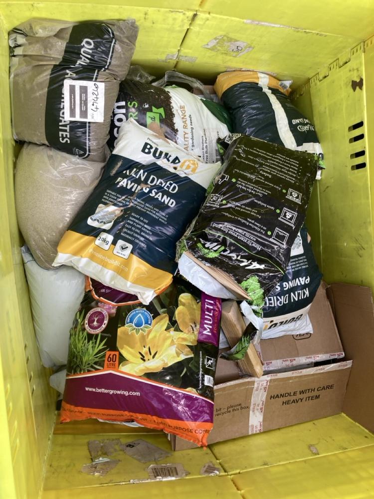 PALLET OF ASSORTED OUTDOOR ITEMS TO INCLUDE PENNIN