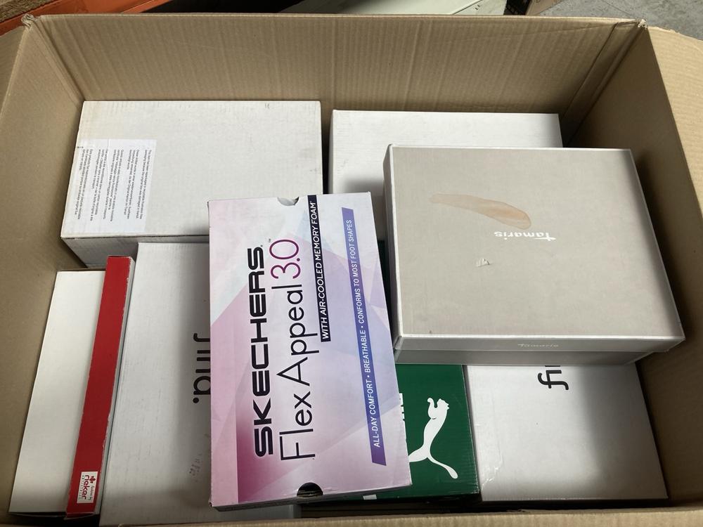 BOX OF ASSORTED FOOTWEAR TO INCLUDE SKECHERS FLEX 