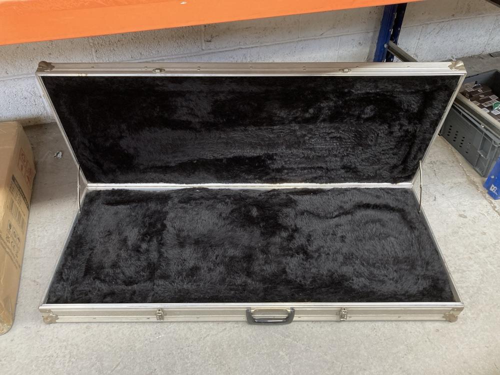 HEAVY DUTY TRANSPORT CASE WITH PROTECTIVE LINING: 