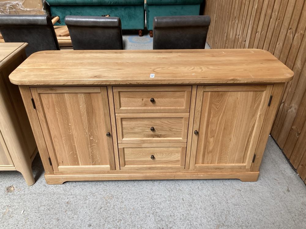 OAK FURNITURELAND BRENNAN LARGE OAK SIDEBOARD - OR
