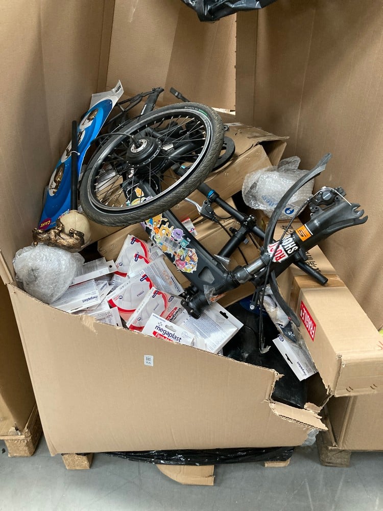 PALLET CONTAINING A VARIETY OF ITEMS, INCLUDING ME