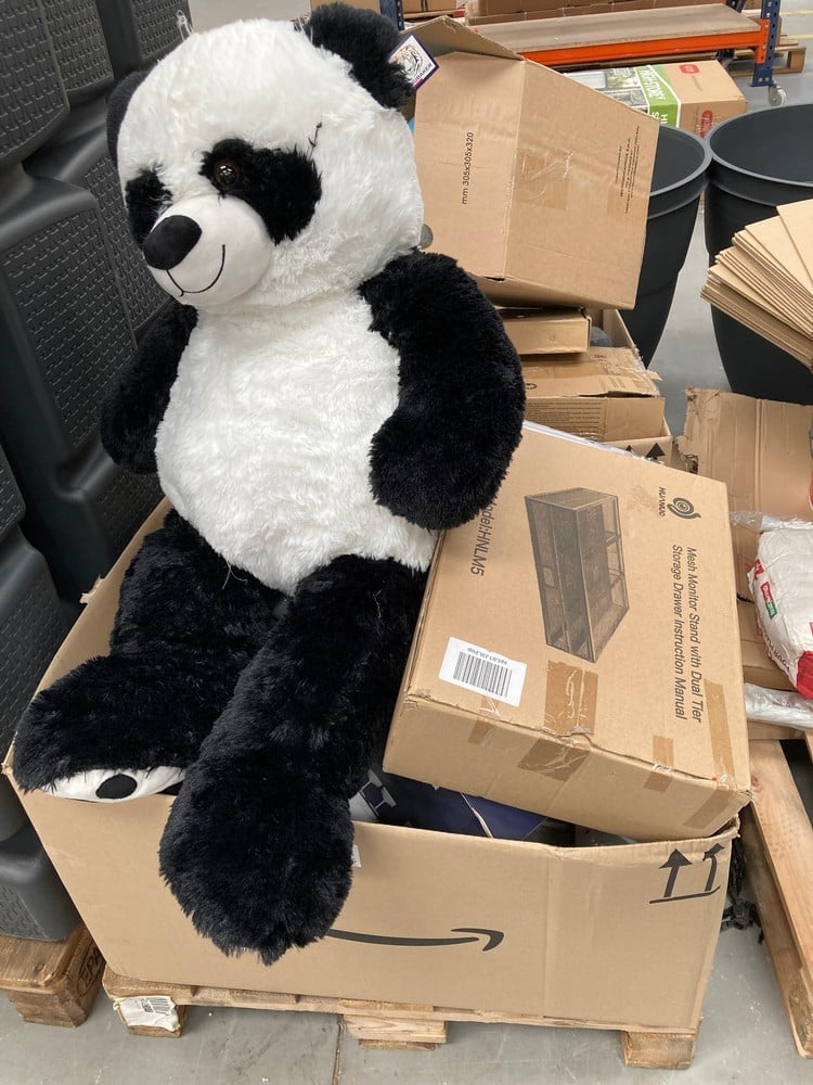 PALLET CONTAINING A VARIETY OF ITEMS, INCLUDING A 