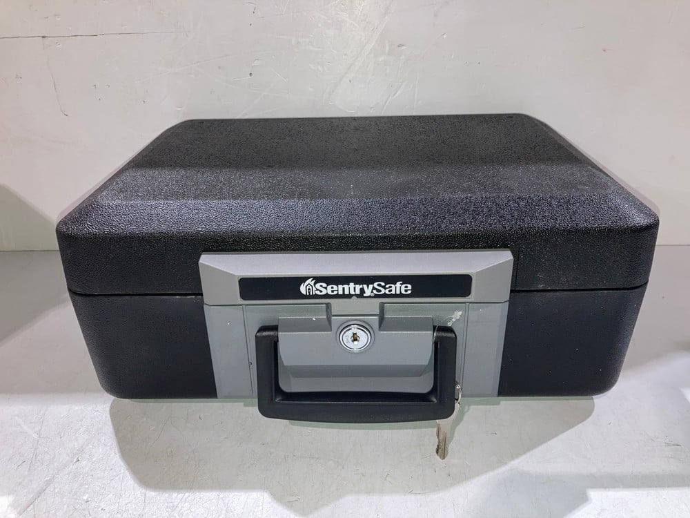 SENTRY SAFE 1160 - LOCKABLE SECURITY CASE (IRON, A