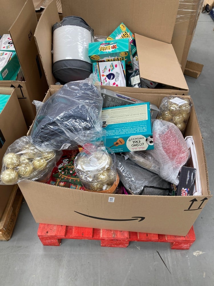 ASSORTED ITEMS PALLET INCLUDING CHRISTMAS DECORATI
