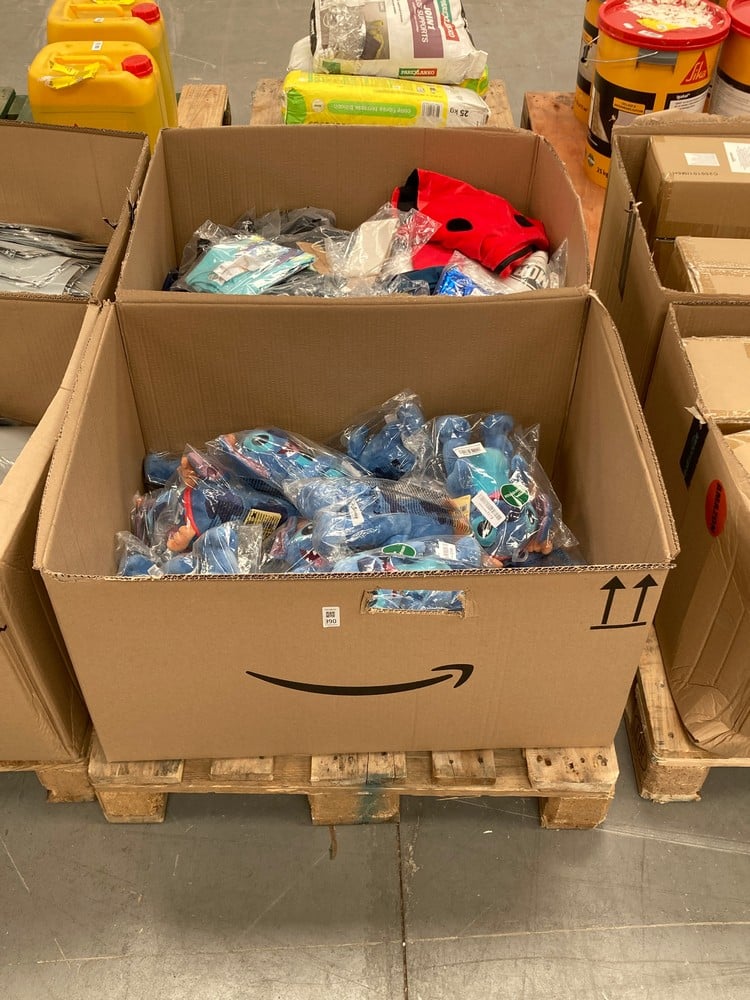 PALLET CONTAINING A VARIETY OF ITEMS, INCLUDING TH