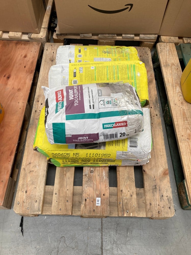 A PALLET OF VARIOUS BUILDING MATERIALS, INCLUDING 
