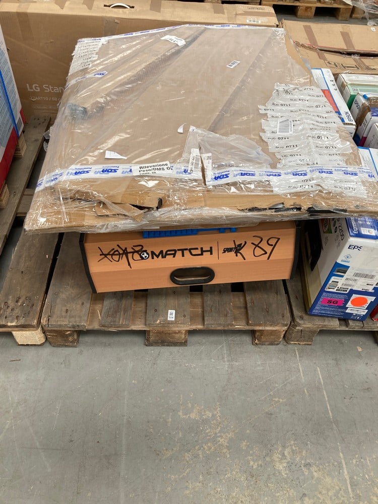 PALLET OF MISCELLANEOUS ITEMS, INCLUDING A VASAGLE