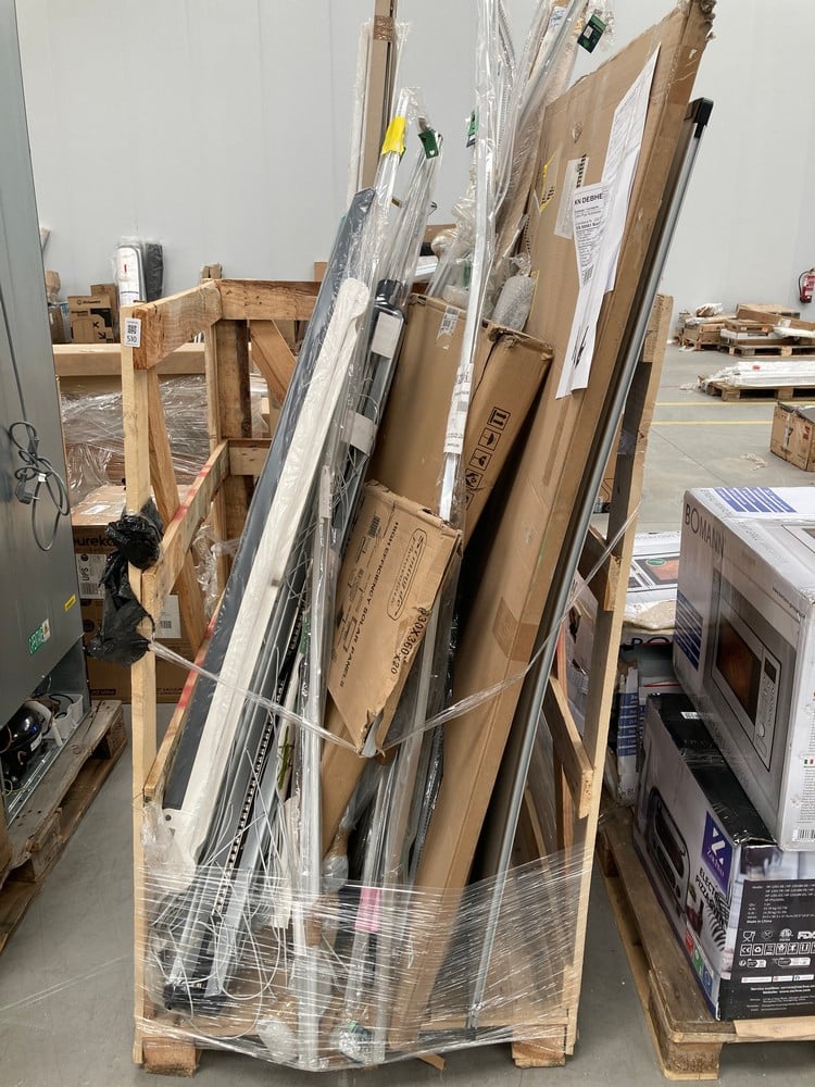 ASSORTED ITEMS PALLET, INCLUDING A COLOMBO FOLDING