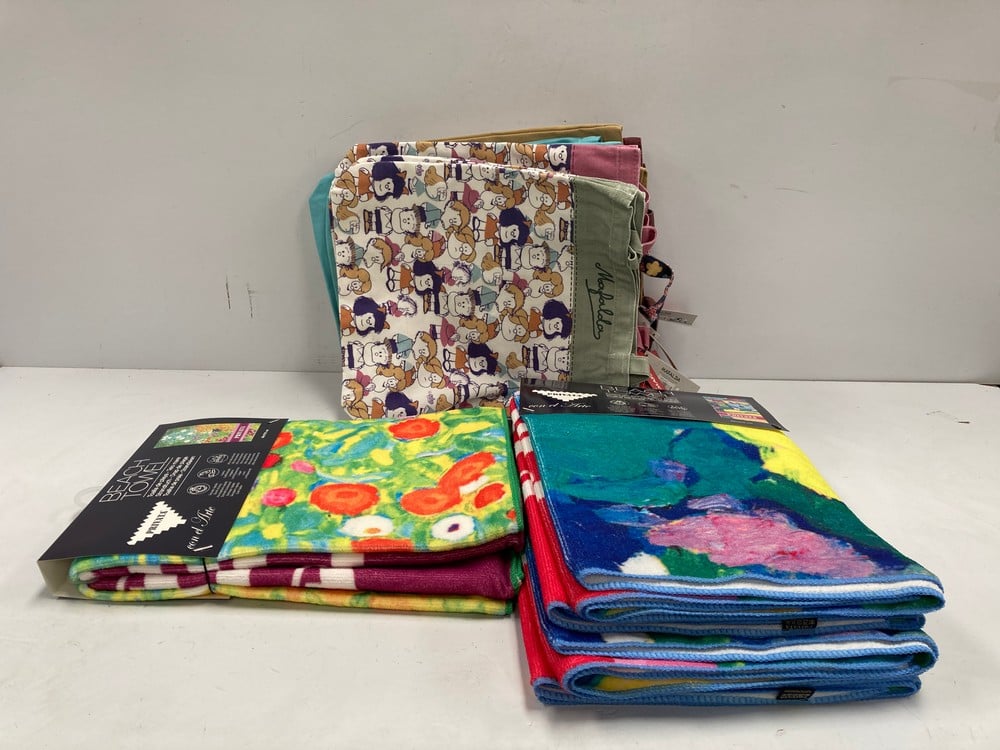 4 X BEACH ITEMS FROM VARIOUS BRANDS AND STYLES, IN