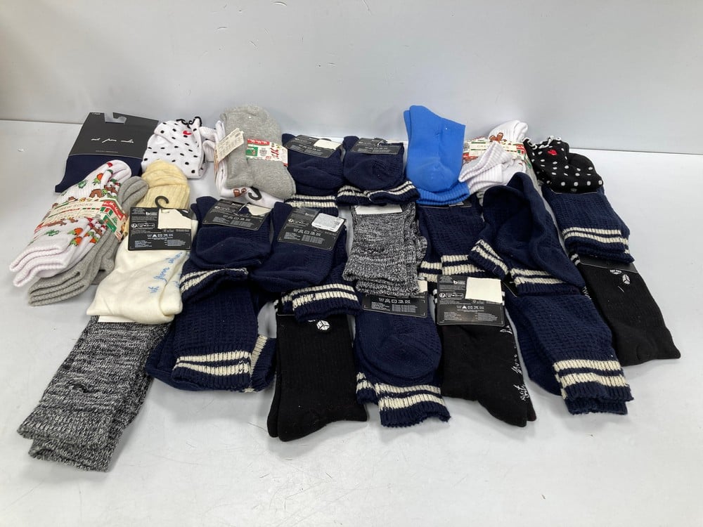 A VARIETY OF PREMIUM-DESIGN SOCKS AND TIGHTS IN VA