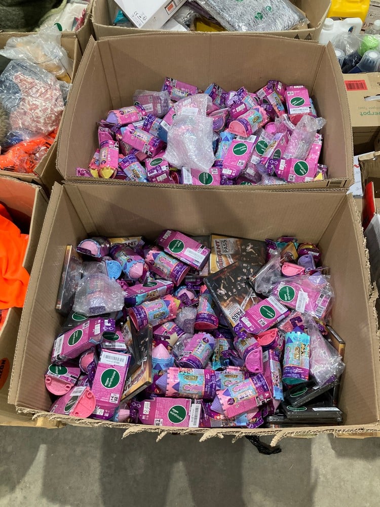PALLET OF MISCELLANEOUS ITEMS INCLUDING MATTEL DIS