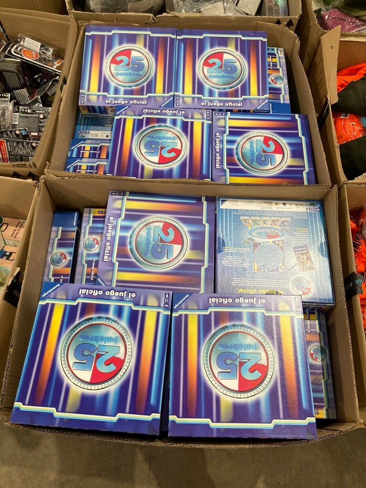 PALLET CONTAINING A NUMBER OF RAVENSBURGER ITEMS -
