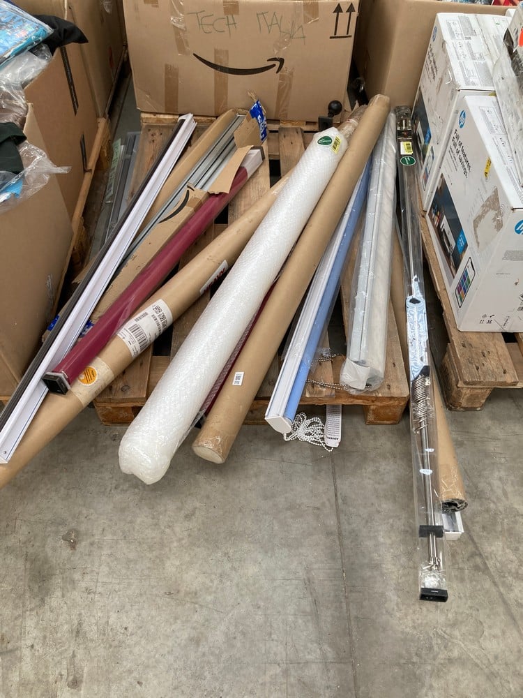 PALLET OF MISCELLANEOUS BLINDS IN VARIOUS STYLES (