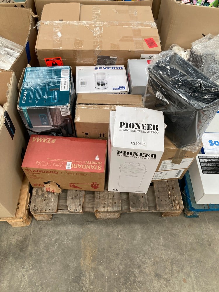 ASSORTED ITEMS PALLET INCLUDING A CONGA VACUUM CLE
