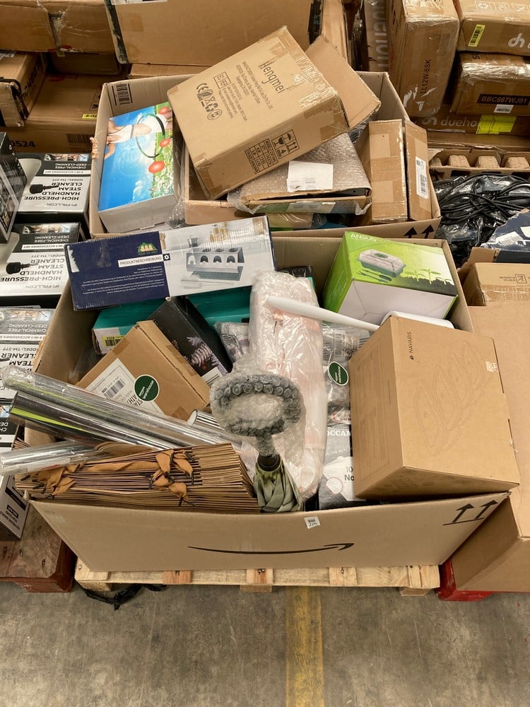 MIXED ASSORTMENT OF ITEMS INCLUDING A LOGITECH MK3
