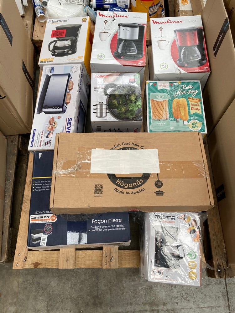 ASSORTED ITEMS PALLET INCLUDING A SEVERIN TOASTER 