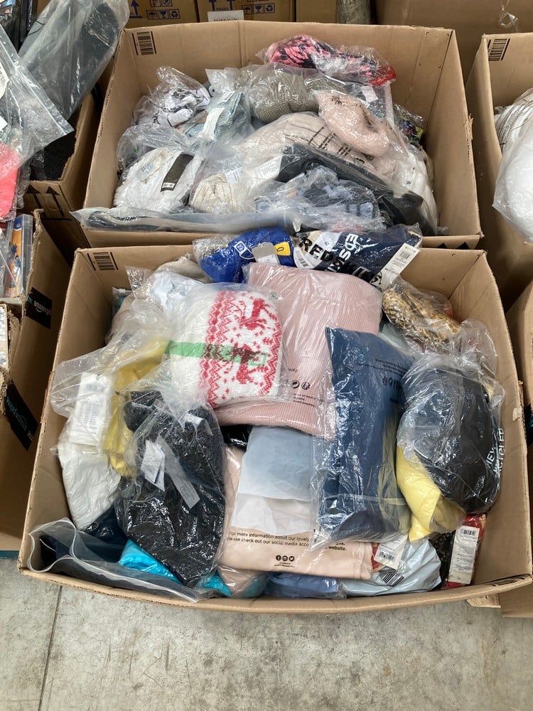 ASSORTED ITEMS PALLET INCLUDING REDSKINS JUNIOR PO
