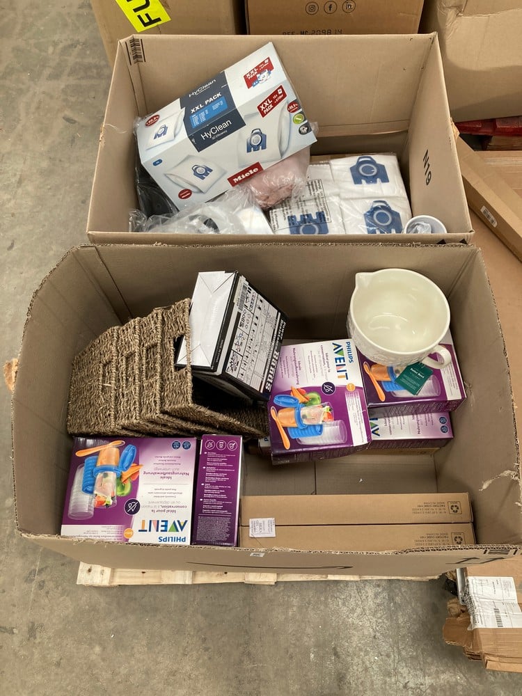 PALLET OF MISCELLANEOUS ITEMS INCLUDING A SET OF 4
