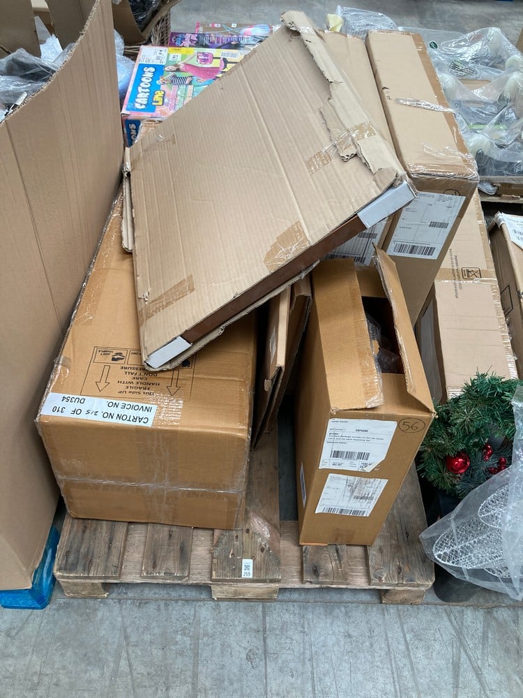 ASSORTED ITEMS ON A PALLET, INCLUDING A DECORATIVE