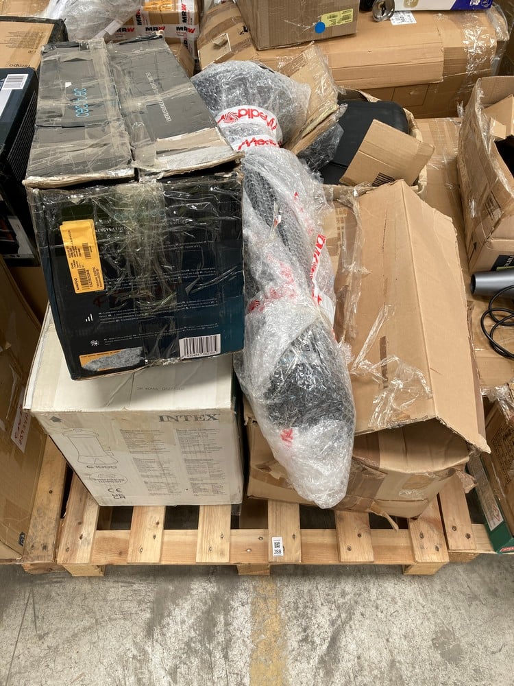 ASSORTED ITEMS ON A PALLET, INCLUDING A CECOTEC CE