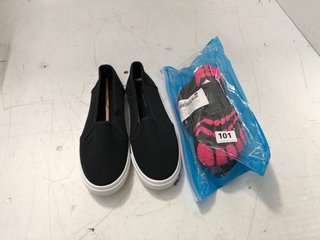 2 X ASSORTED PAIRS OF SHOES - TO INCLUDE NEW LOOK BLACK CANVAS SLIP ON SHOES - SIZE: UK 2: LOCATION - J5