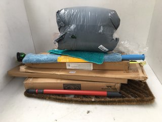 QTY OF ASSORTED GARDEN ITEMS TO INCLUDE WATER OSCILLATING SPRINKLER AND HEAVY DUTY RUBBER TUFF SCRAPE DOOR MAT: LOCATION - E12