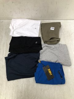 QTY OF ASSORTED MEN'S CLOTHING ITEMS TO INCLUDE JACK & JONES CREW NECK T-SHIRT IN GREY - UK L: LOCATION - H9