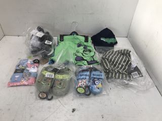 QTY OF ASSORTED CHILDRENS CLOTHING ITEMS TO INCLUDE JUNGLE CROCS IN GREEN - UK 10: LOCATION - H1