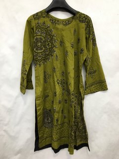 QTY OF ASSORTED WOMEN'S CLOTHING ITEMS TO INCLUDE DIVERSE LINEN OVERSIZED CREW NECK T-SHIRT IN NAVY - SIZE UNKNOWN: LOCATION - H1