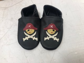 BOX OF ASSORTED KIDS 4-5 YEARS BLACK FAUX LEATHER PIRATE SLIP-ON SHOES: LOCATION - J9