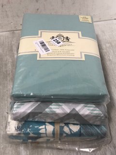 3 X ASSORTED FABRIC FURNISHING ITEMS - TO INCLUDE DIVINE TEXTILES SUPER KING FRILLED VALANCE FITTED SHEET IN MINT - SIZE: 183 X 200 CM: LOCATION - J14