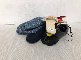 QTY OF ASSORTED FOOTWEAR TO INCLUDE MEN'S MARKS AND SPENCER'S SLIPPER SOCKS WITH FLEECE LINING IN BLUE - SIZE 9-12: LOCATION - I14