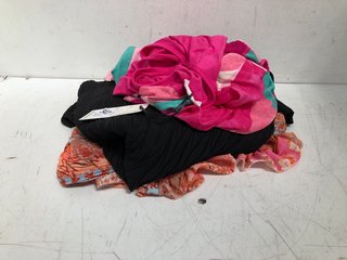 QTY OF ASSORTED WOMEN'S CLOTHING TO INCLUDE EMMA MORGAN T-SHIRT IN PINK - SIZE 10: LOCATION - I13