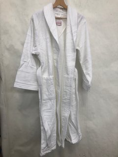 QTY OF VISION DRESSING GOWNS IN WHITE: LOCATION - I12