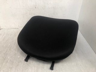 OFFICE CHAIR IN BLACK: LOCATION - I12