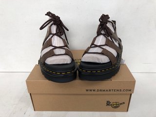 PAIR OF DR MARTENS NARTILLA IN DARK BROWN - SIZE 5: LOCATION - I10