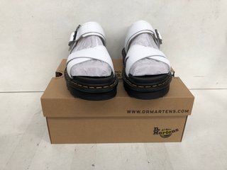 PAIR OF DR MARTENS VOSS II IN WHITE - SIZE 5: LOCATION - I10