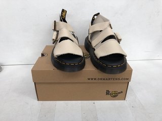 PAIR OF DR MARTENS GRYPHON QUAD IN PARCHMENT BEIGE - SIZE 6: LOCATION - I10