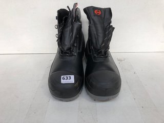 PAIR OF HECKLE STEEL CAPPED BOOTS IN BLACK - SIZE 9: LOCATION - I10